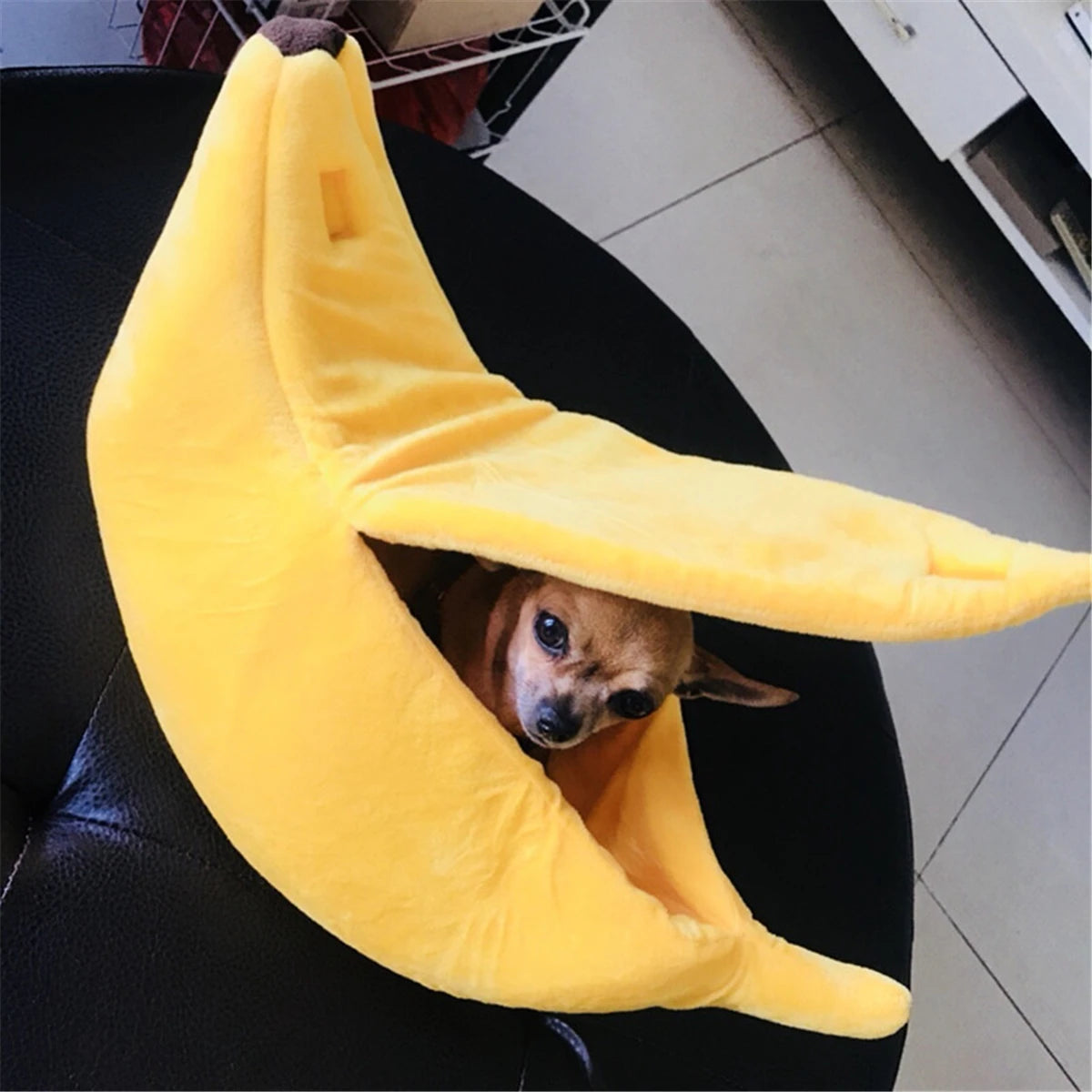 Banana-shaped pet bed for cats and dogs warm and portable