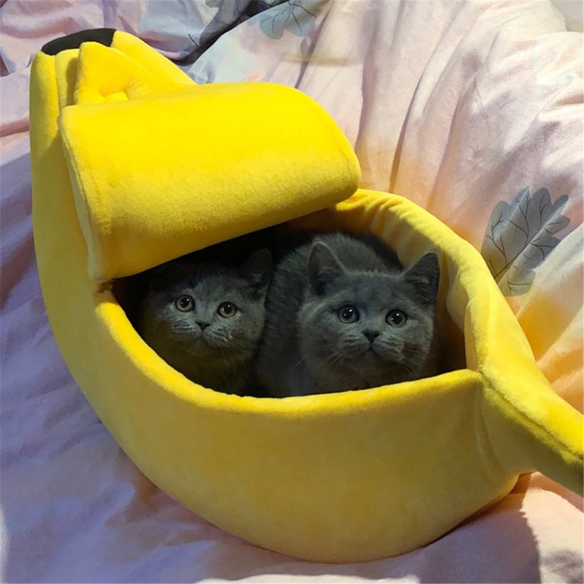 Banana-shaped pet bed for cats and dogs warm and portable
